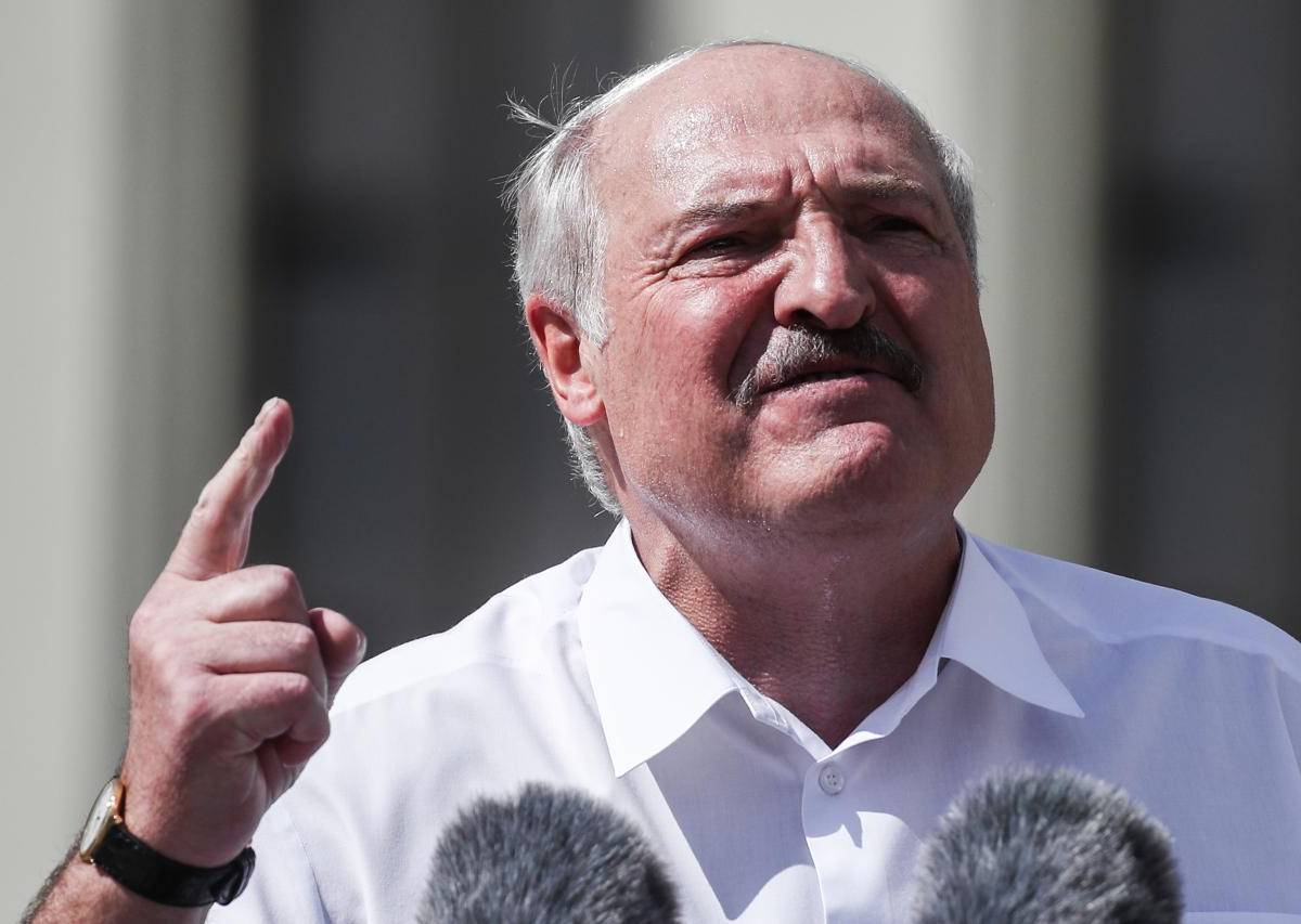Лукашенко отказался проводить новые выборы
