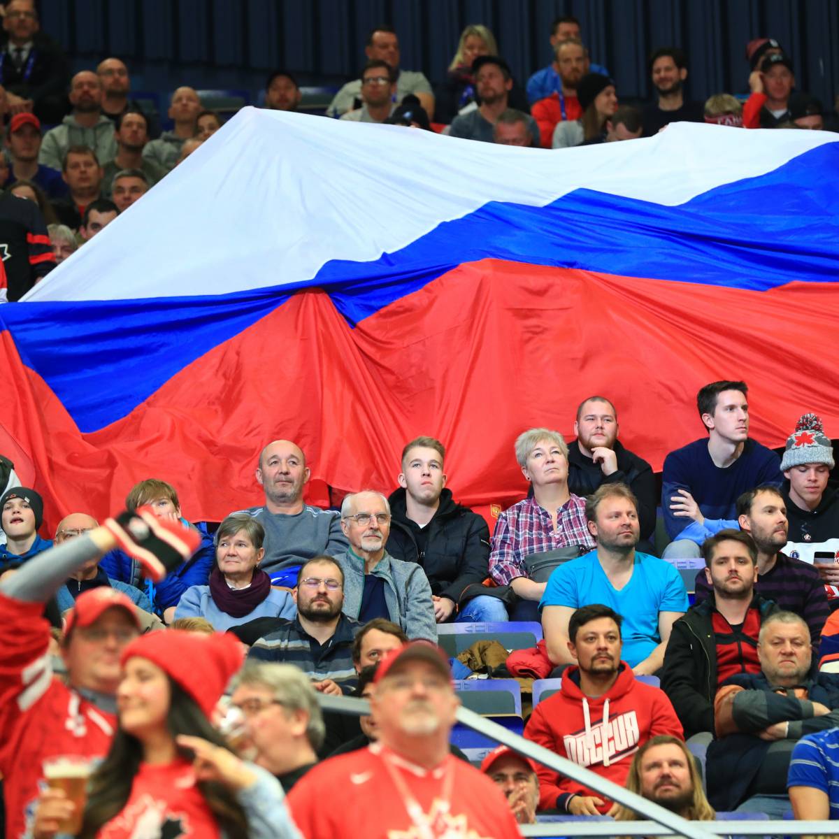 Почему болельщики используют триколор правильнее, чем многие чиновники