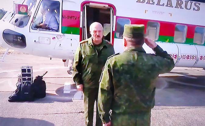 Лукашенко вспомнил Фиделя Кастро, взяв в руки автомат