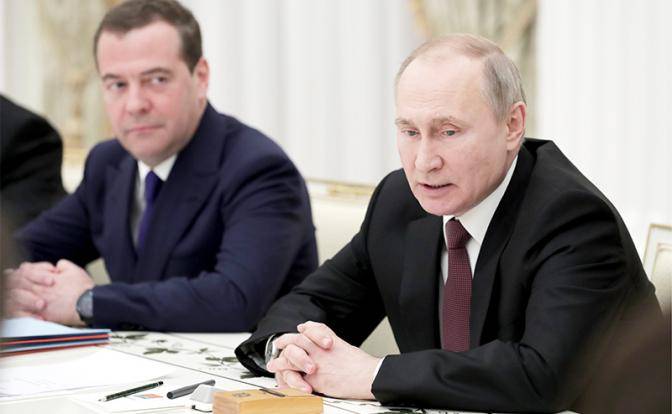 Владимир Путин организовал камбэк Дмитрия Медведева?