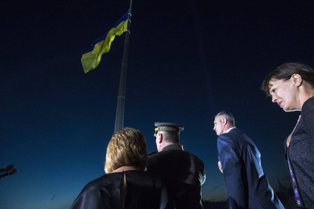 Знак свыше: Гигантский флаг Украины порвался через три дня