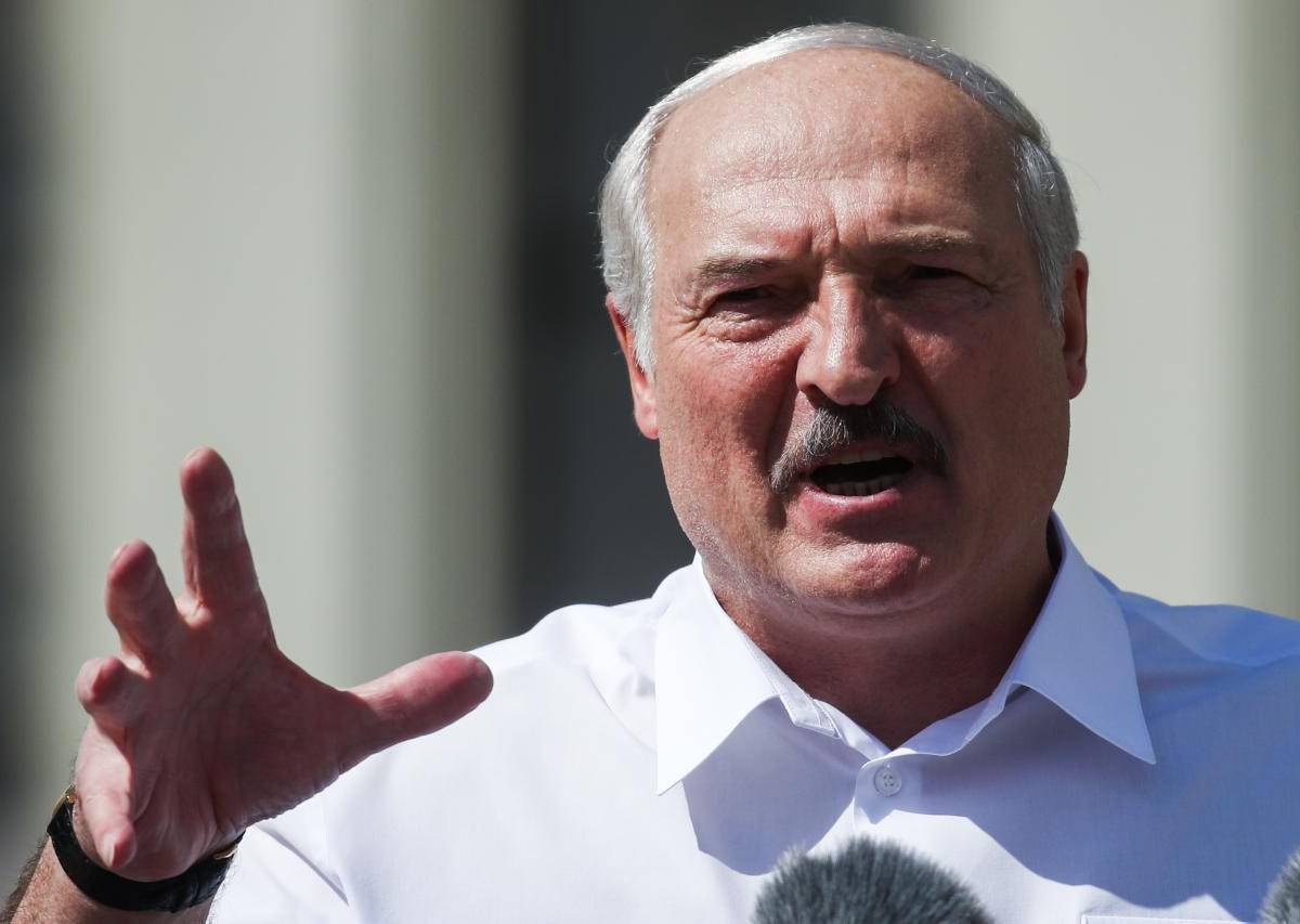 Лукашенко объяснил, зачем взял в руки автомат