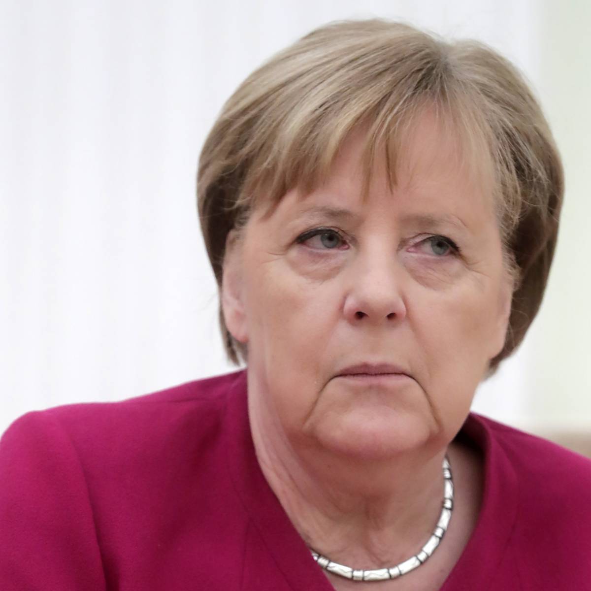 Меркель тайно посещала Навального в клинике Charite