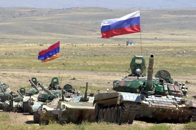 «С мыслями о России»: эксперт о целях обострения конфликта в Карабахе