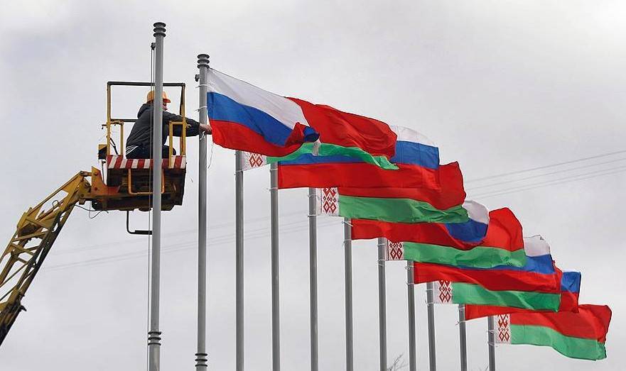 Конец «многовекторности»: остается ли у Лукашенко пространство для маневра?