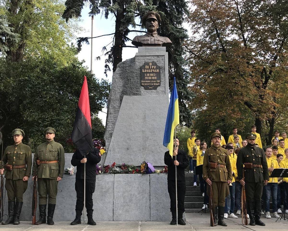 Памятник «покорителю Крыма» открыт в Киеве: Что не так с украинским героем