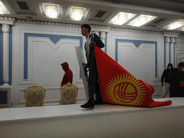 От митинга к захвату Белого дома: причины беспорядков в Кыргызстане