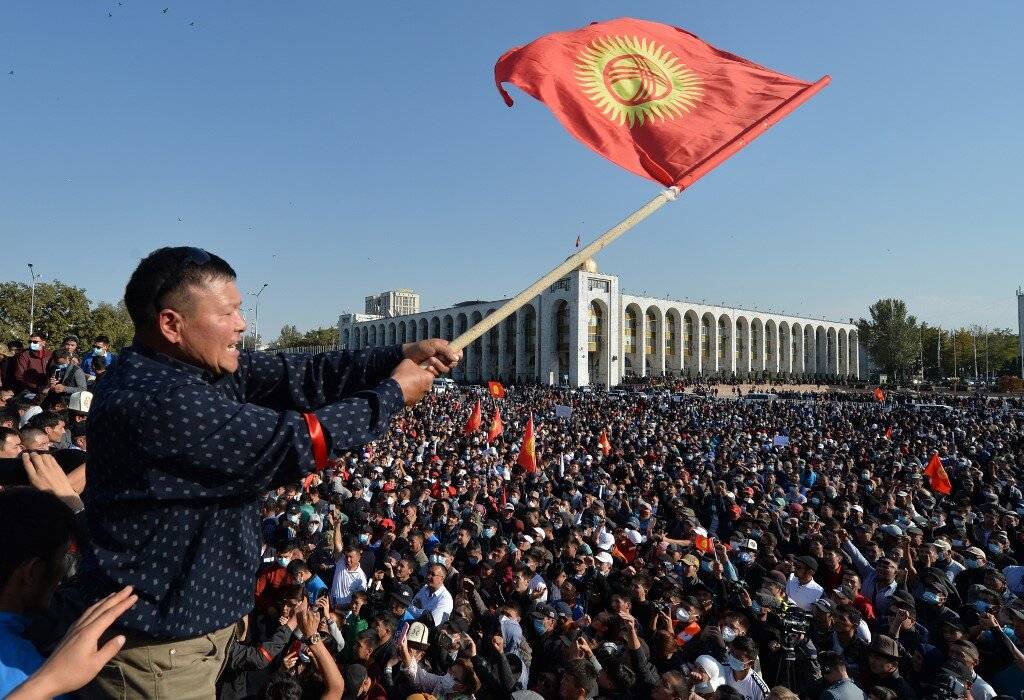 События в Киргизии замыкают цепь окружения вокруг России