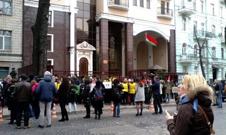 Взбунтовавшиеся киевляне требуют отставки посла Белоруссии на Украине Взбунтовавшиеся киевляне требуют отставки посла Белоруссии на Украине