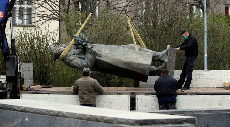 Оскверненный маршал. Почему забыли о сносе памятника Коневу в Праге?