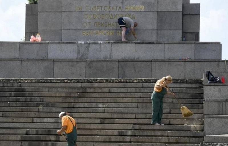 «Забирайте себе»: болгарские «небратья» о памятнике советским воинам-освободителям