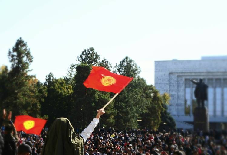 В Бишкеке сторонники премьера требуют отставки президента