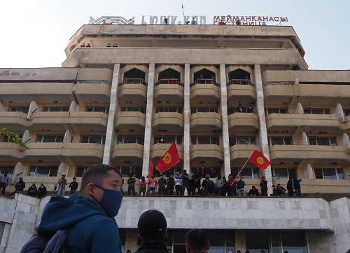 Сторонники премьера Киргизии требуют отставки парламента