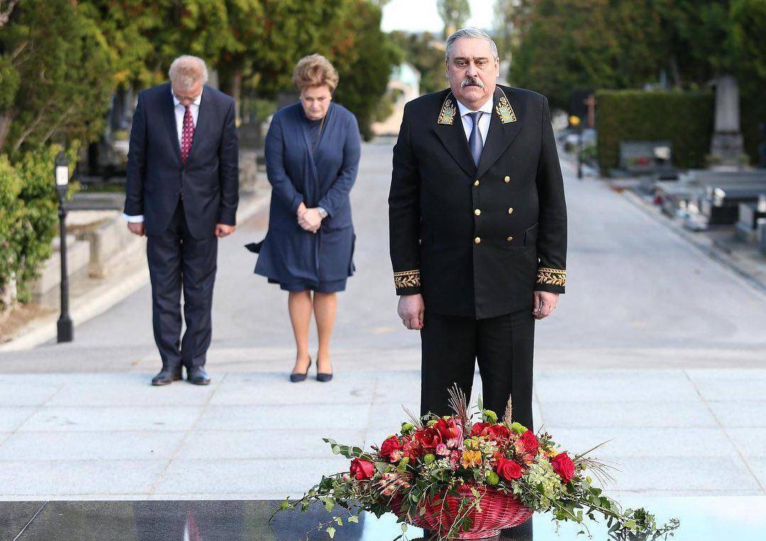Посол РФ в Хорватии Нестеренко начал работу с цветов военному преступнику