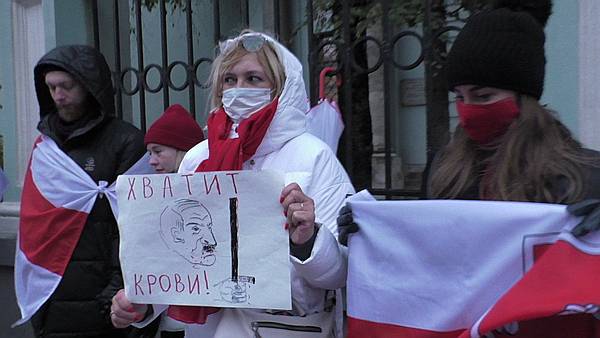 Это фашистский флаг! – белорус обругал либералов у посольства в Москве