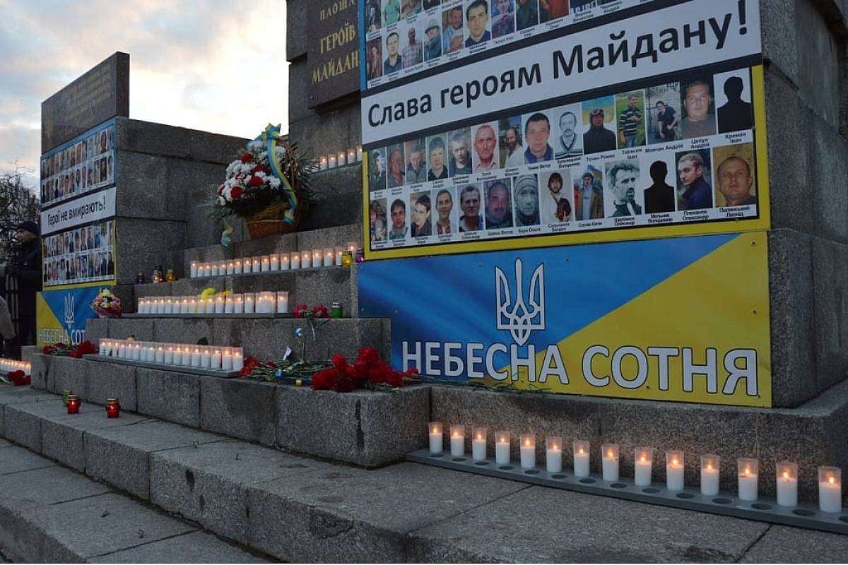 В центре Киева мужчина помочился на портреты погибших боевиков Майдана