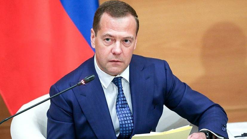 Медведева поставили перед политическим выбором