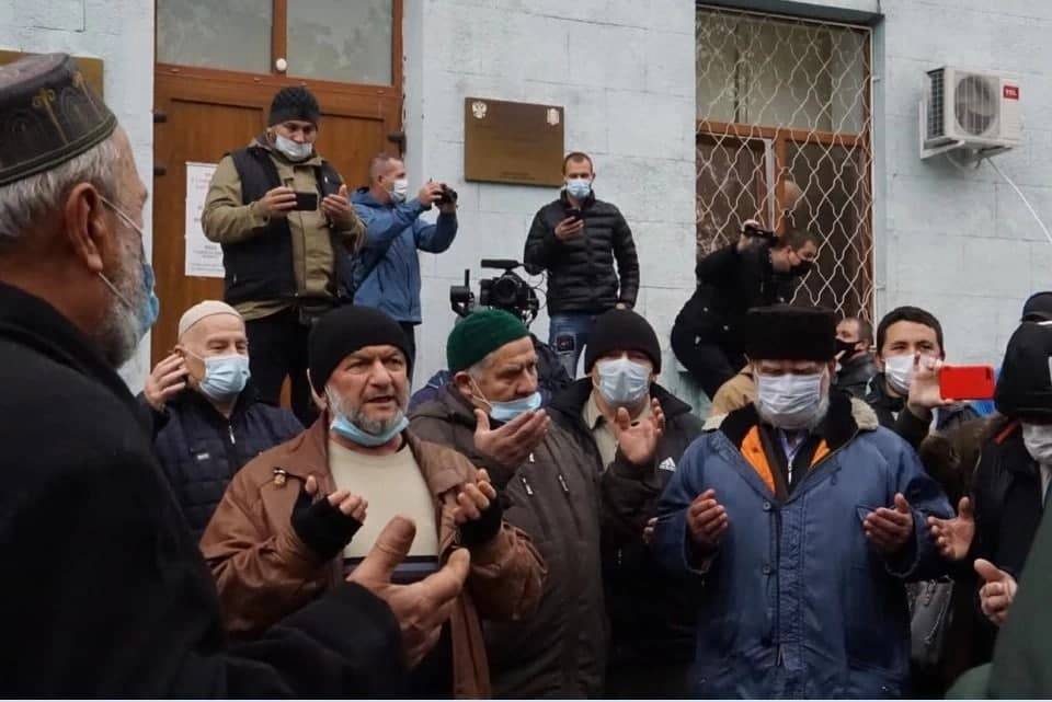 В Крыму родственники осужденных экстремистов вышли на нелегальную акцию