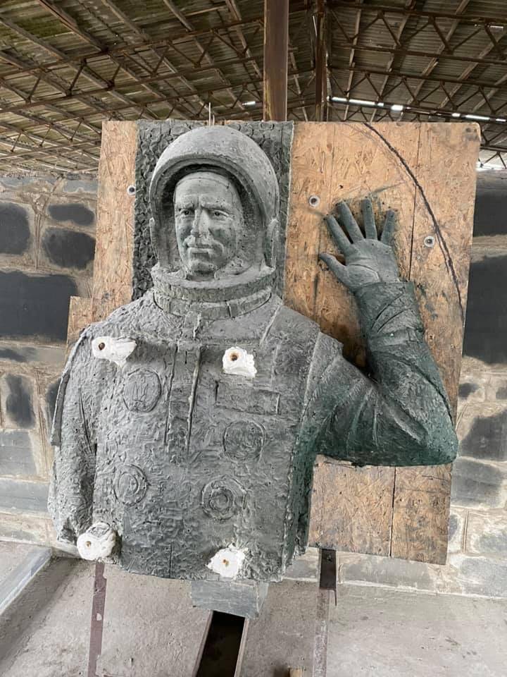 «Во дворе дети из песка лучше ваяют»: в сети не все позитивно оценили памятник первому украинскому космонавту, ставшему депутатом