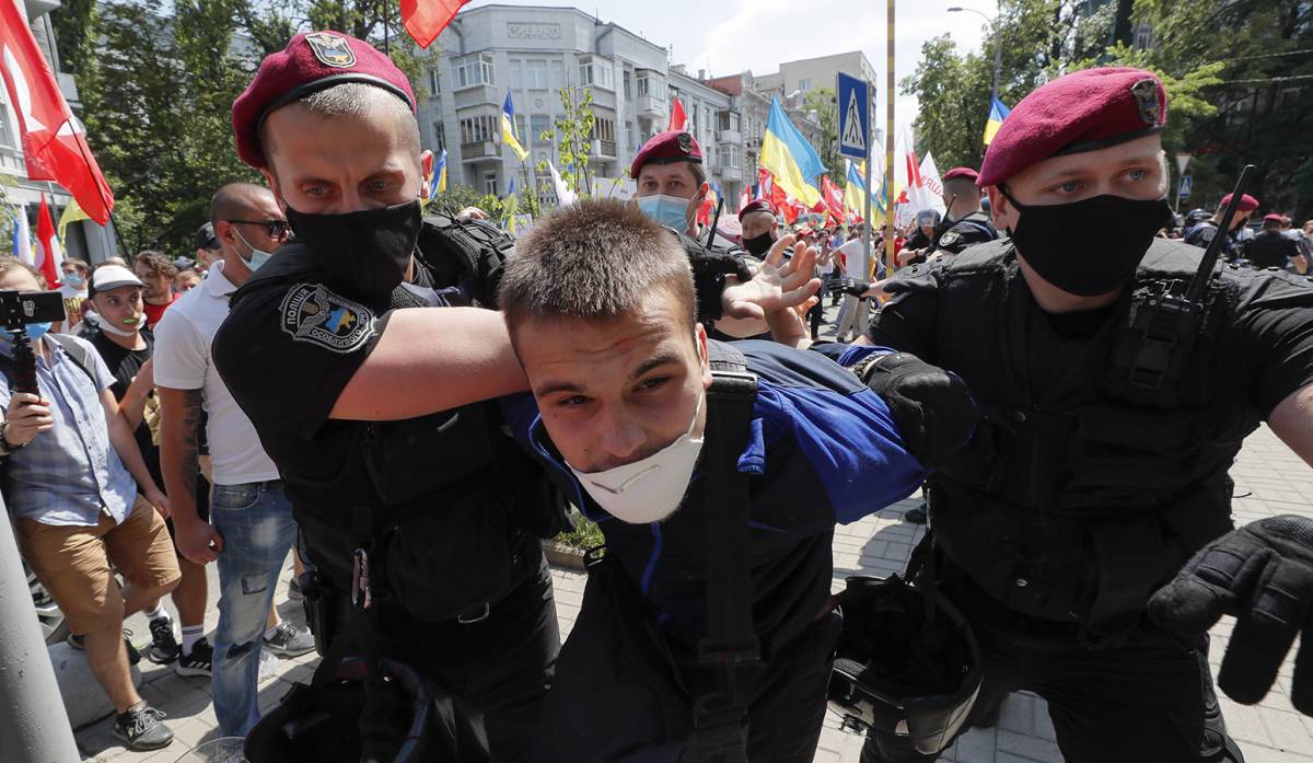 Киев под страхом тюрьмы требует от всех СМИ называть Россию врагом