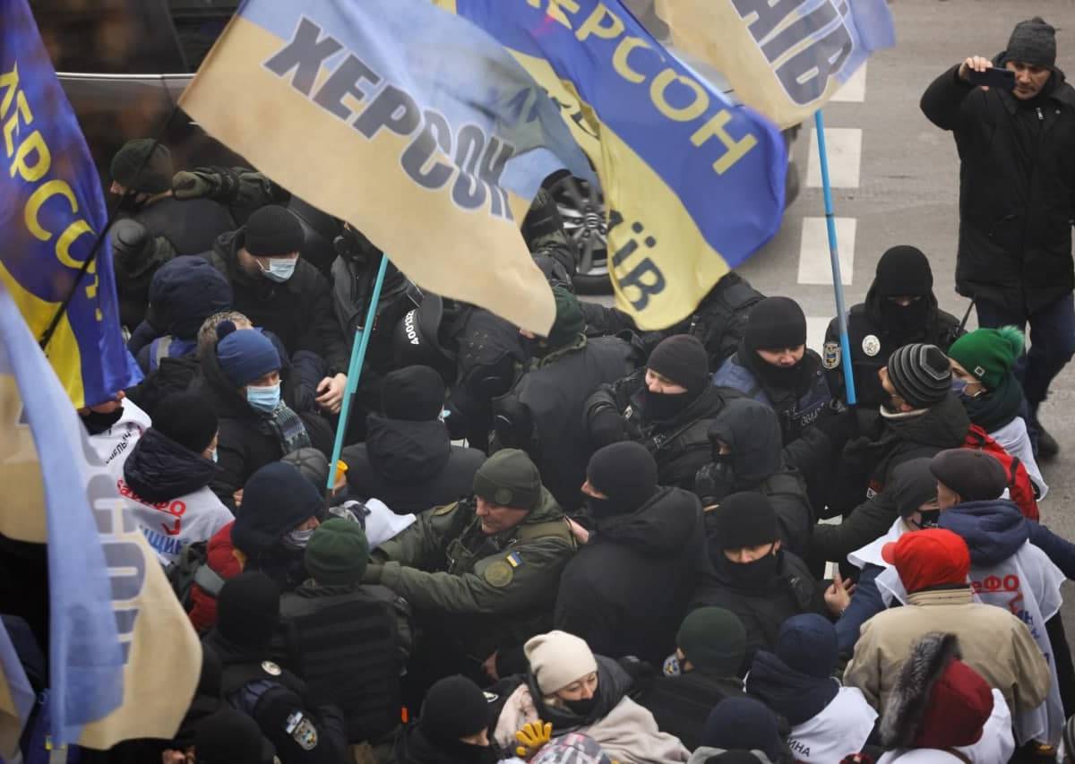 Столкновения с полицией в Киеве: Митингующие окружили Верховную Раду