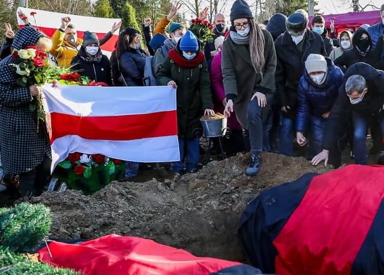 Похороны сакральной жертвы Беломайдана совпали с вбросом компромата