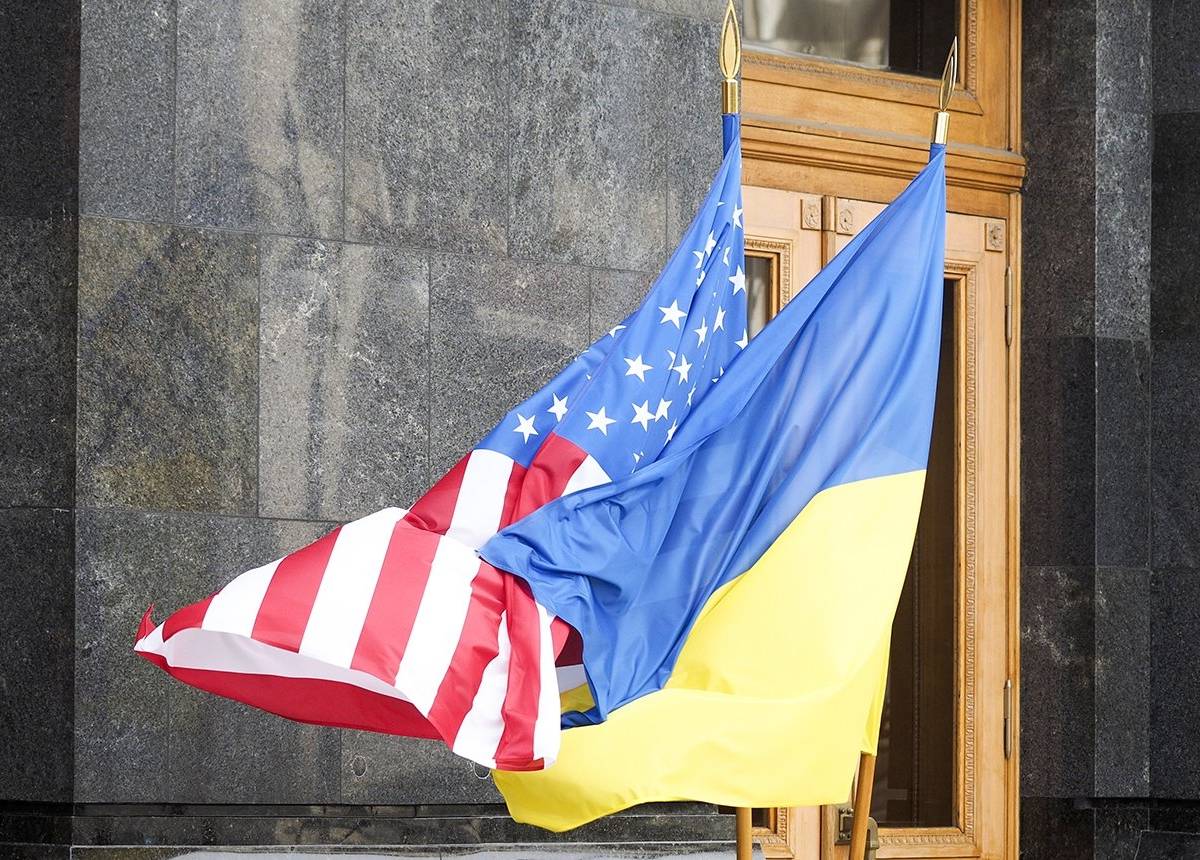 Возле посольства США проходит протест против внешнего влияния на Украину