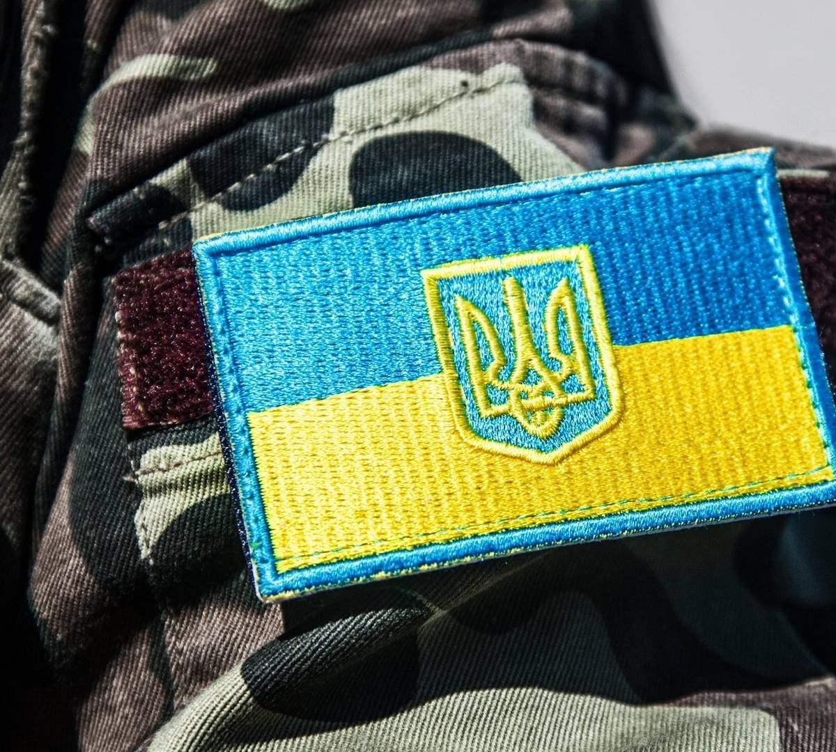 Вооруженный мужчина в форме НАТО с флагом Украины устроил провокацию в Ялте