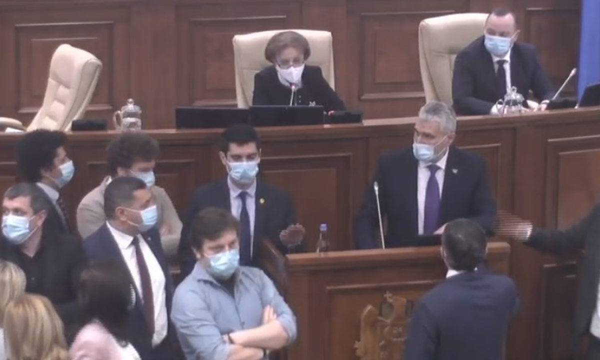 Центр власти в Молдове перемещается в парламент