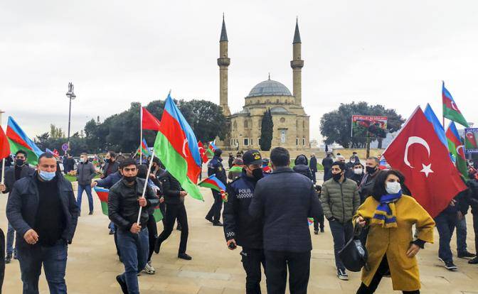 Баку с Эрдоганом отмечают победу в Карабахе, а мы их закидаем помидорами? Баку с Эрдоганом отмечают победу в Карабахе, а мы их закидаем помидорами?