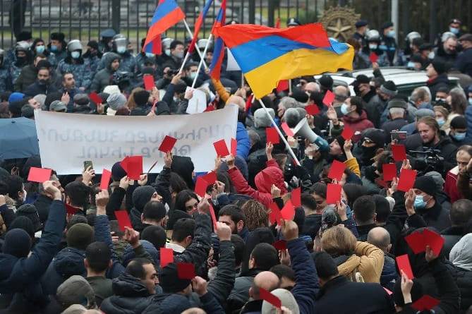 Митингующие в Ереване в очередной раз призвали Пашиняна уйти