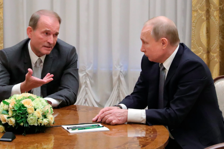 Почему Медведчук мог бы убедить Путина отступить в Донбассе
