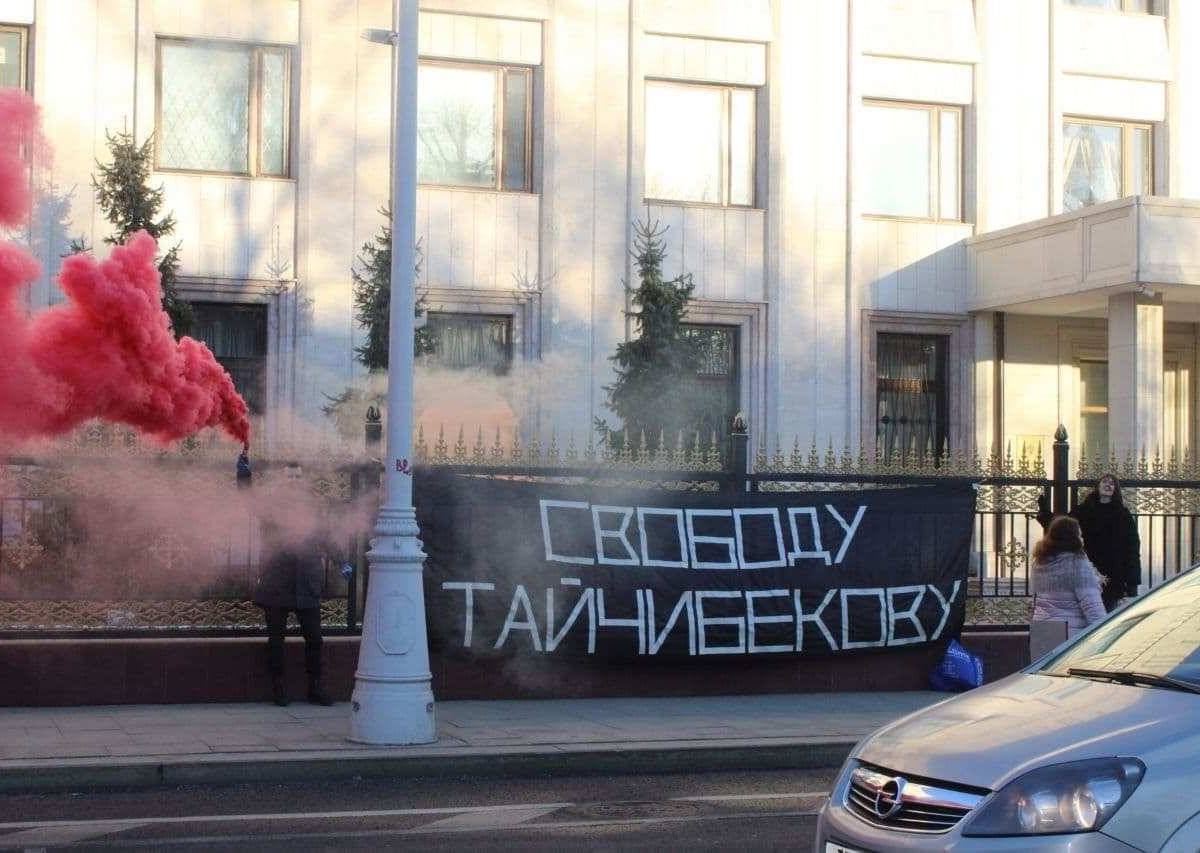 Лимоновцы забросали дымовыми шашками посольство Казахстана в Москве