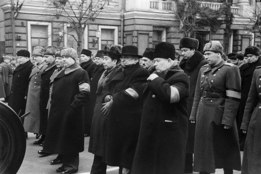 Сколько людей погибло на похоронах сталина в давке фото
