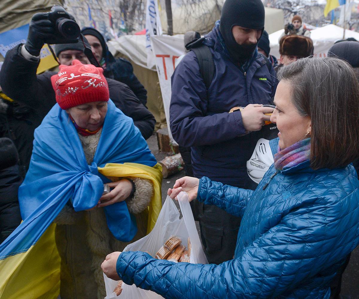 Госдума запретила Госдепу раздавать печеньки на российских митингах