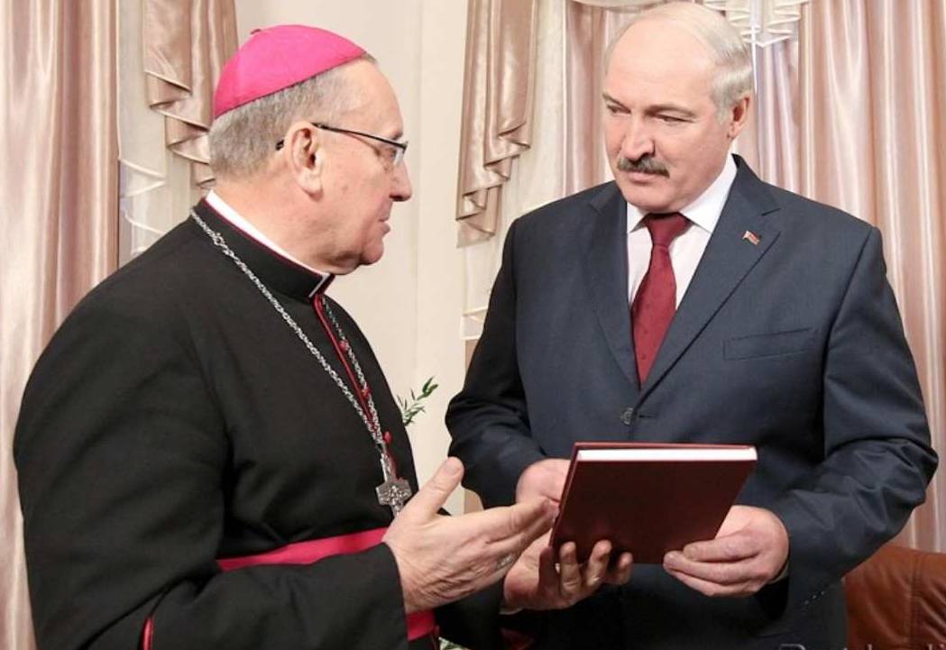 Батька проиграл Папе Римскому на глазах всей Белоруссии