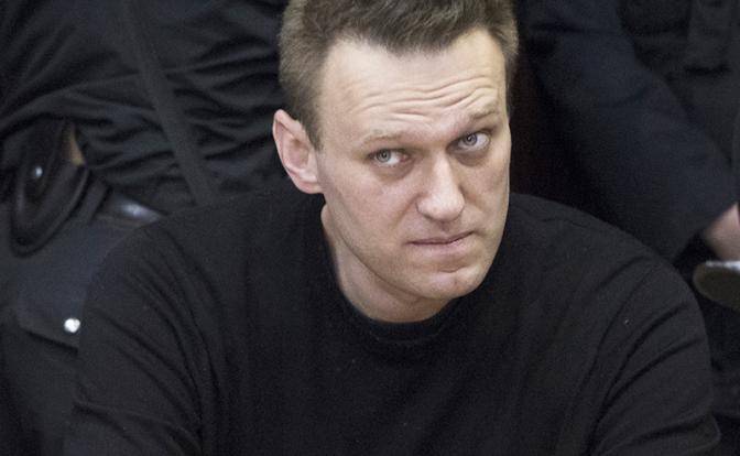 Отравили Навального, а целились в Путина