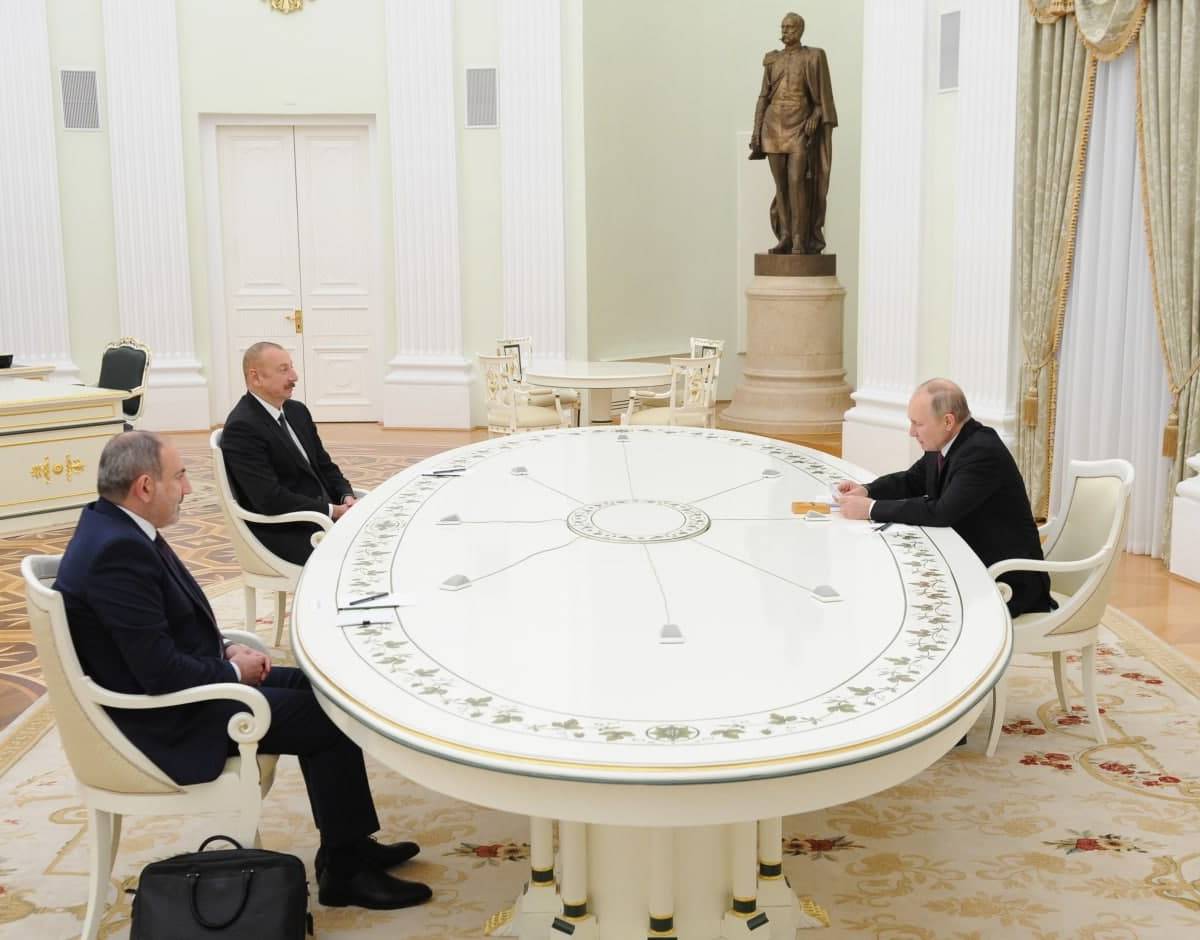 Путин при встрече поочередно обнял Алиева и Пашиняна