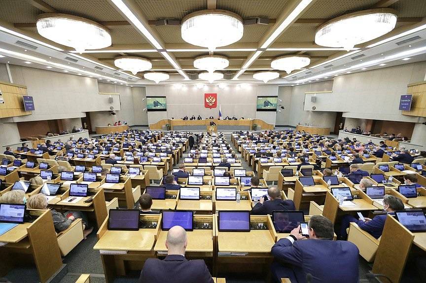Ударники кнопочных дел: как депутаты приняли сотни законов всего за 14 дней