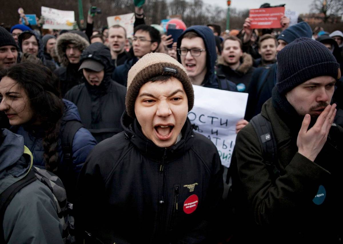 Школьников в соцсетях вербуют на митинги за Навального