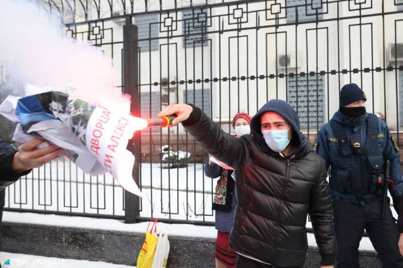 Украинские радикалы разогнали акцию в поддержку Навального в Киеве