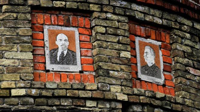 Как Украинский институт нацпамяти атакует водокачку с портретом Ленина