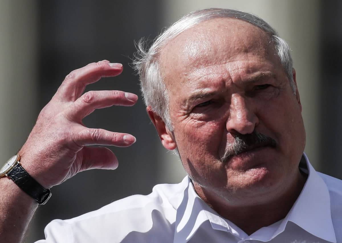 Лукашенко готов защищать Белоруссию на танке и с автоматом в руках