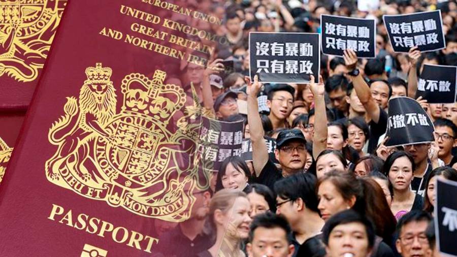 Раздача британских паспортов гонконгцам подыграет Китаю