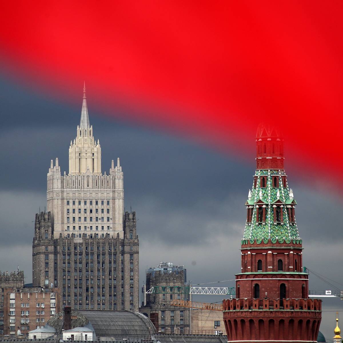 Кремль объяснил отсутствие реакции Путина на критику Запада из-за Навальног