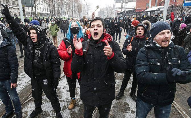 Почему Навальный отказался от протестов до весны