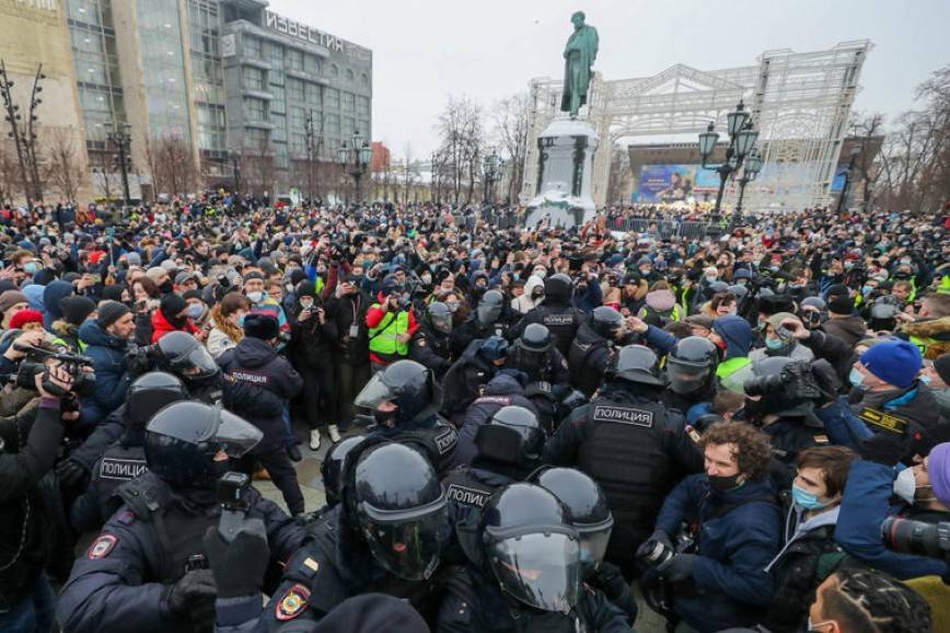 Истерика оппозиции: эксперты о новой акции протеста сторонников Навального