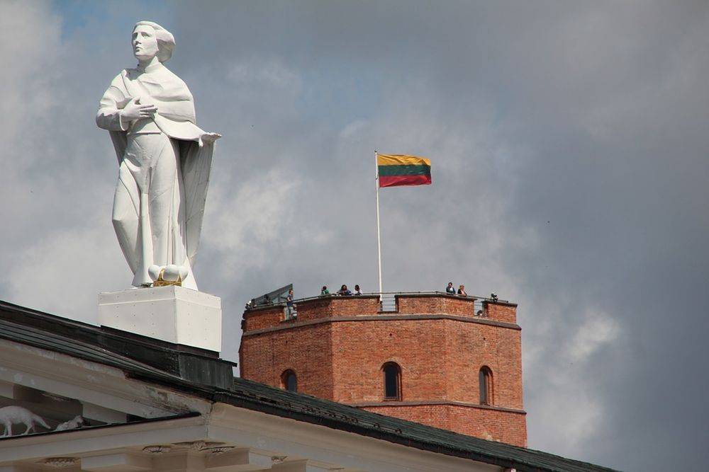 В Литве заявили о необходимости потребовать от РФ почти триллион долларов