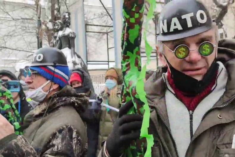 Провокаторы в касках «НАТО» появились на оппозиционной акции в Москве Провокаторы в касках «НАТО» появились на оппозиционной акции в Москве