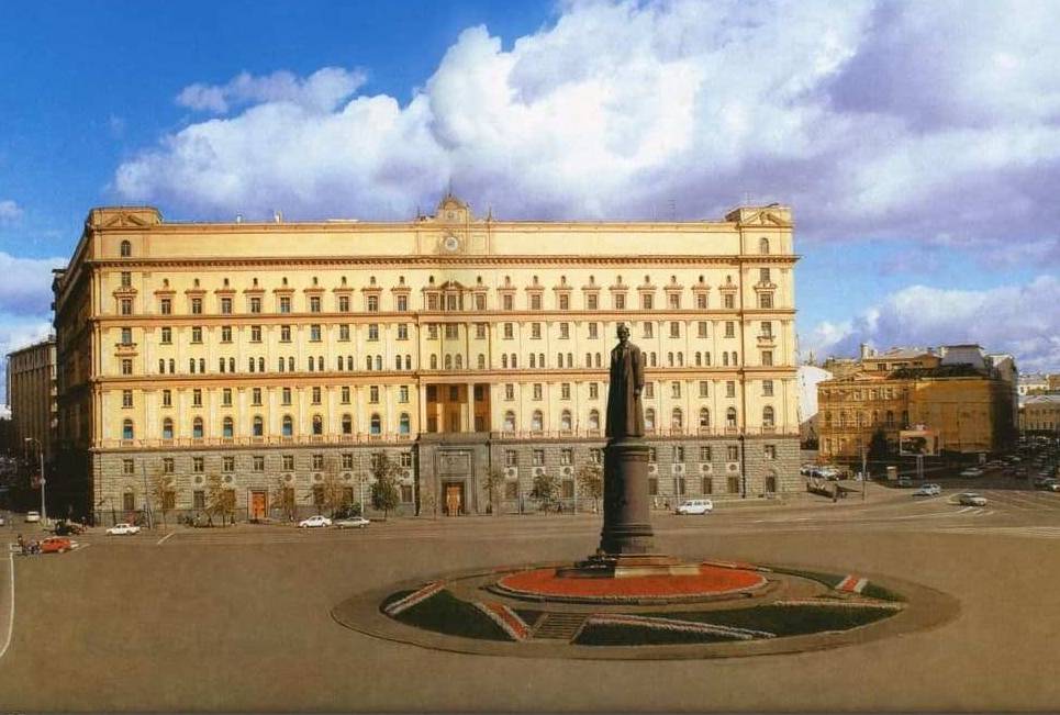 Возвращение памятника Дзержинскому на Лубянку: Он был героем или палачом?
